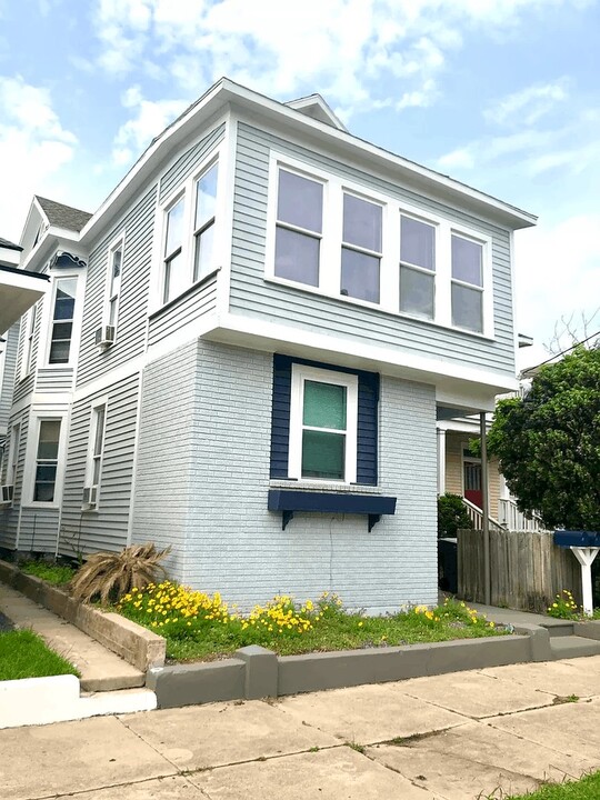 2220 Bernardo De Galvez Ave in Galveston, TX - Foto de edificio