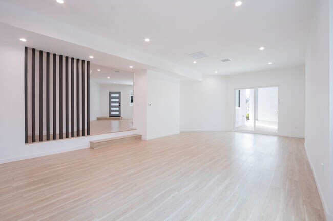 Modern Luxury Living in the Heart of Spaul... in Los Angeles, CA - Foto de edificio - Building Photo