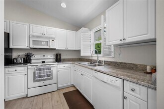 8904 SW Fishermans Wharf Dr in Stuart, FL - Building Photo - Building Photo
