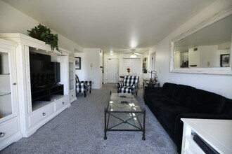 1335 Summit Ave in Oshkosh, WI - Building Photo - Building Photo