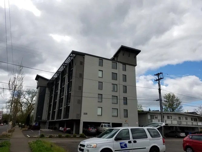 Parke 325 in Salem, OR - Foto de edificio