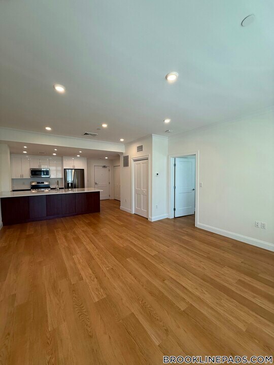 120 Gerry Rd in Brookline, MA - Building Photo