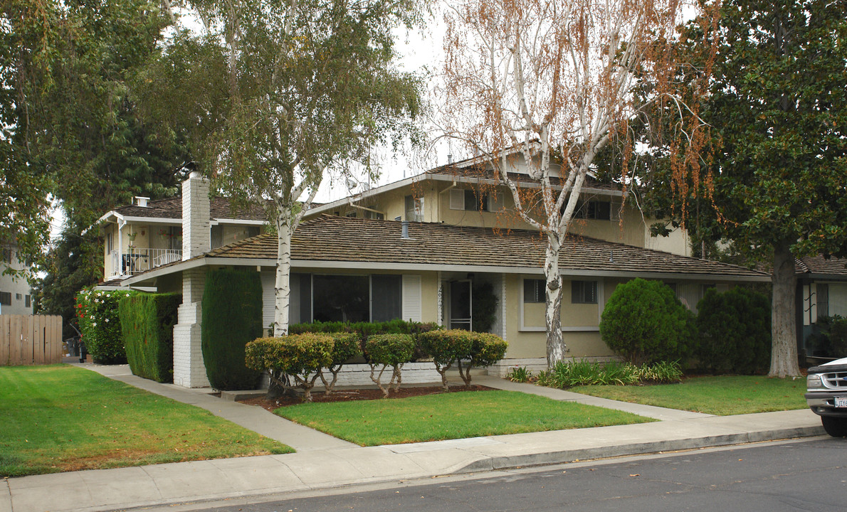 2013 Town And Country Ln in Santa Clara, CA - Foto de edificio