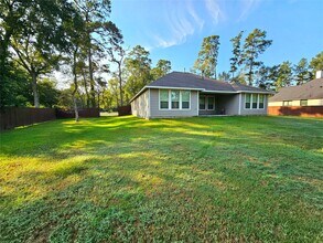 2115 Roman Forest Blvd in New Caney, TX - Foto de edificio - Building Photo