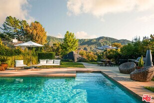 25761 Vista Verde Dr in Calabasas, CA - Building Photo