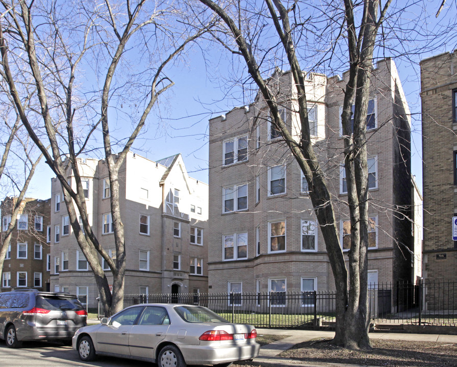 Artesian square condominium in Chicago, IL - Building Photo