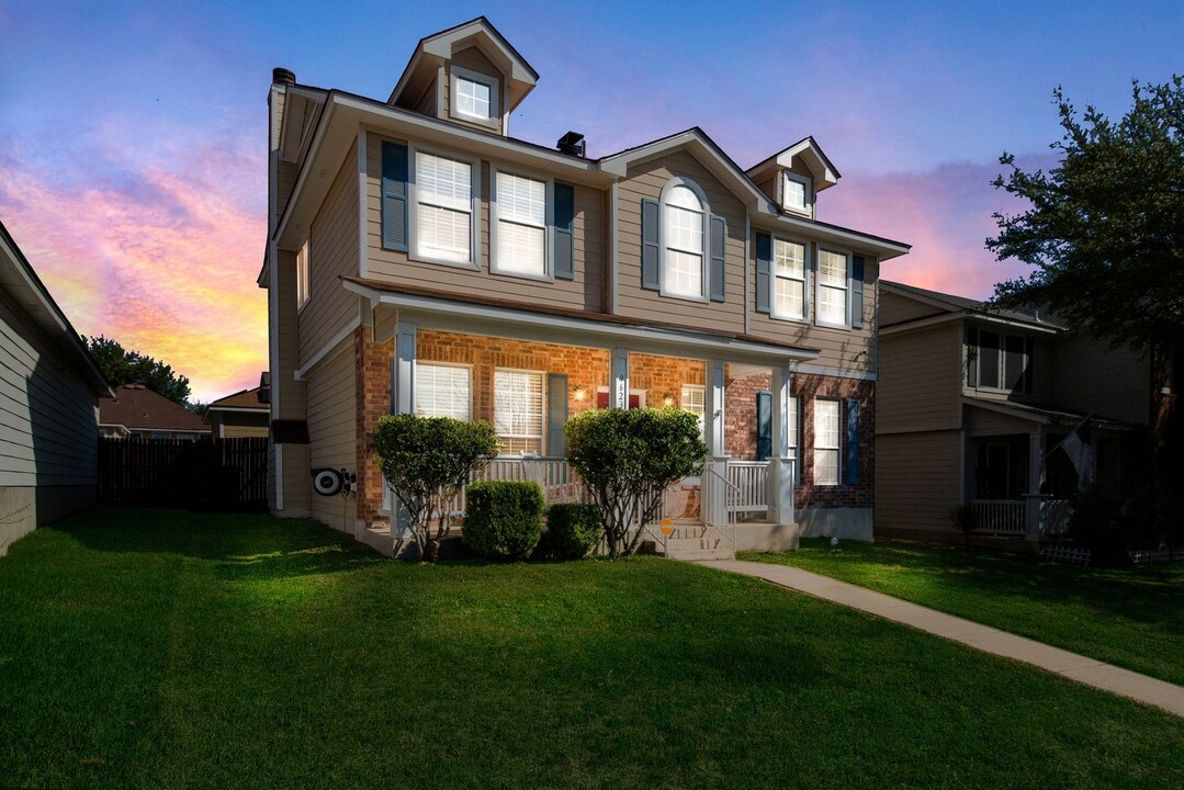 9623 Summer Vail in San Antonio, TX - Foto de edificio