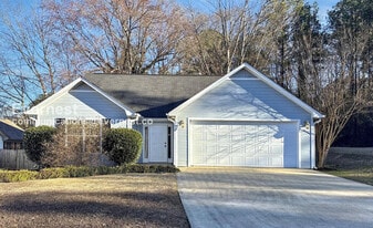 161 Lake Terrace in Alabaster, AL - Building Photo