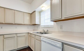 1108 Holly St in Irving, TX - Building Photo - Building Photo