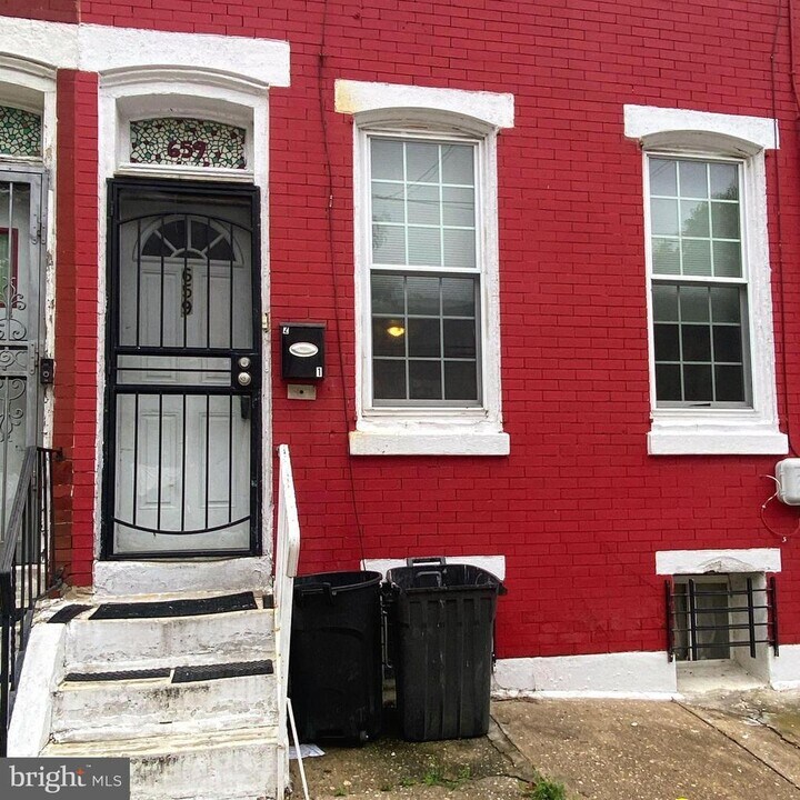 659 N 38th St in Philadelphia, PA - Building Photo