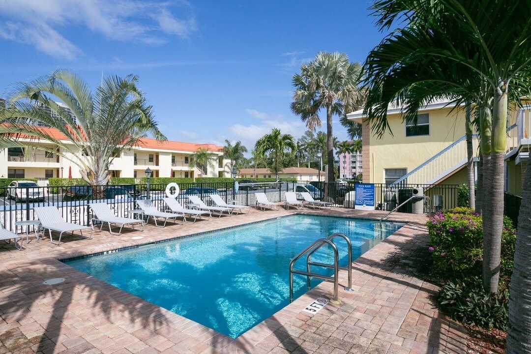 Seascape Apartments in Palm Beach Shores, FL - Foto de edificio