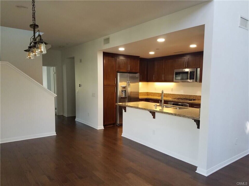 21 Waldorf in Irvine, CA - Building Photo