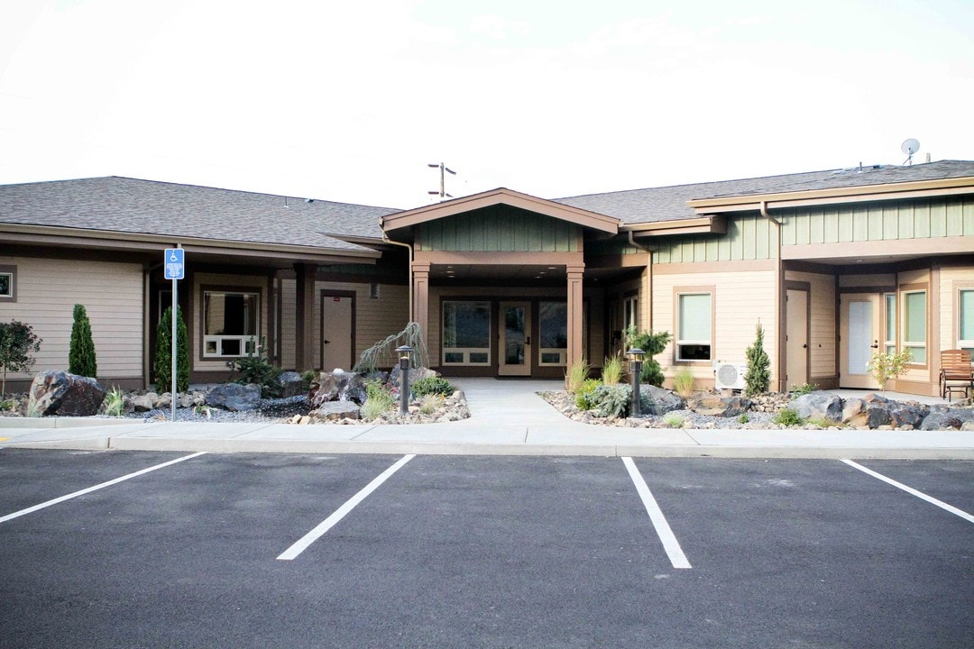 Columbia Hills Manor in Arlington, OR - Building Photo