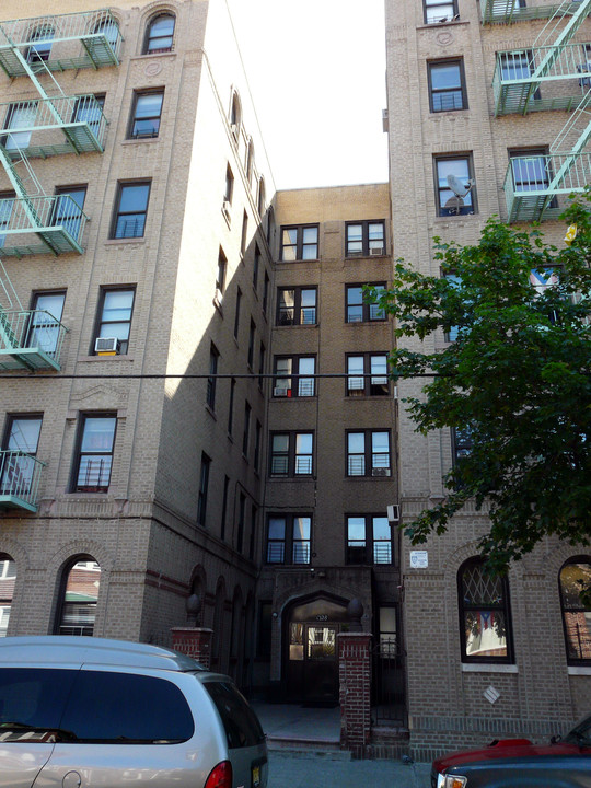 1326 Commonwealth Ave in Bronx, NY - Building Photo