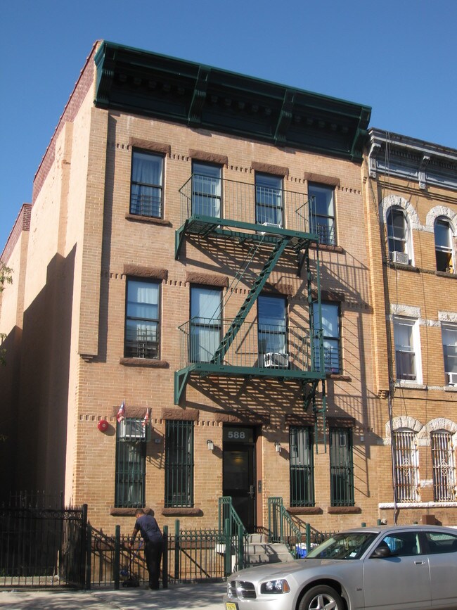 588 Wilson Ave in Brooklyn, NY - Building Photo - Building Photo