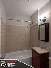 813 W Cornelia Ave, Unit 316 in Chicago, IL - Building Photo - Building Photo
