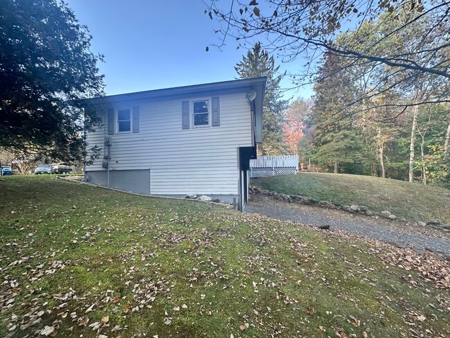 142 Bunker Hill Cir in Plainfield, VT - Foto de edificio - Building Photo