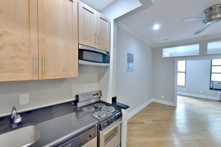 279 E 10th St in New York, NY - Building Photo