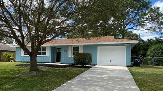 772 NW Virginia St in Port St. Lucie, FL - Building Photo