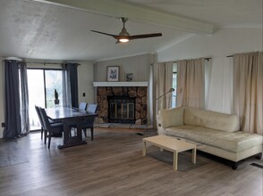 101 W Skyway Dr in Muncie, IN - Foto de edificio - Building Photo