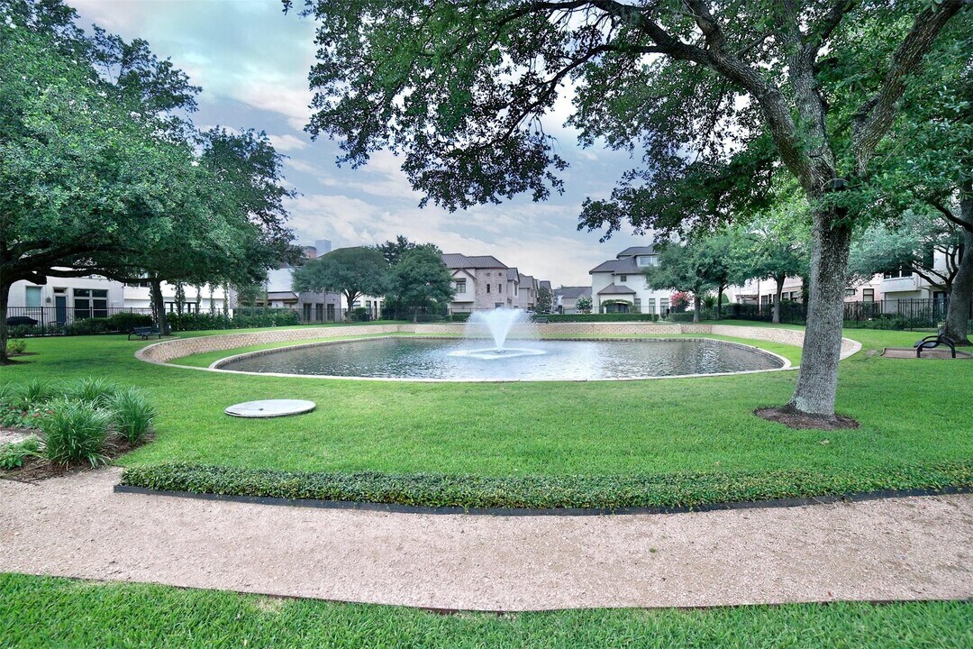 6335 E Mystic Meadow in Houston, TX - Building Photo