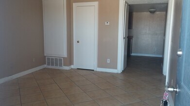 18140-46 Poinciana in Adelanto, CA - Building Photo - Interior Photo