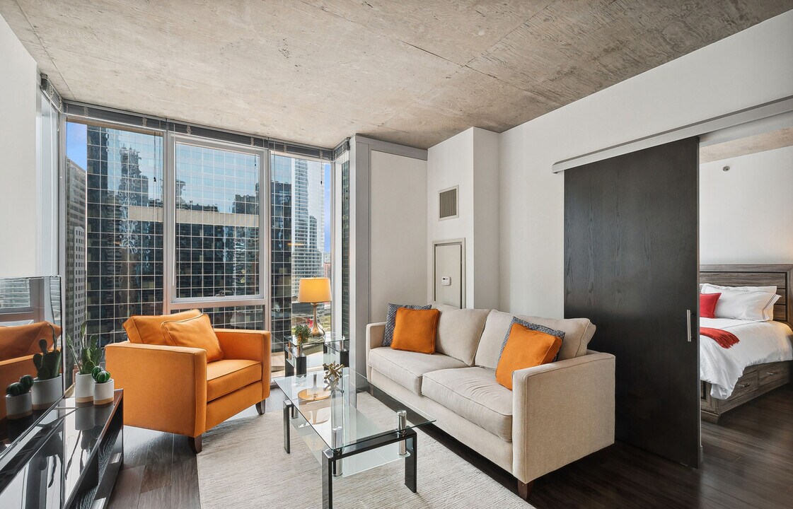 215 W Lake St in Chicago, IL - Building Photo