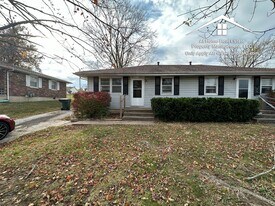 911 Castlewood Ave in Fulton, MO - Building Photo