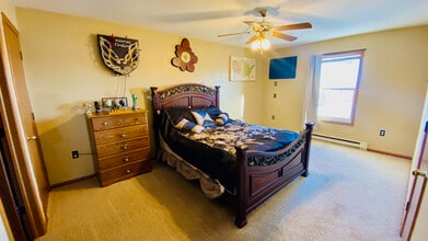 384 Minz Park Cir, Unit 5 in West Bend, WI - Building Photo - Building Photo