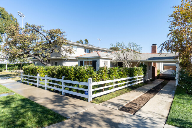 8004 Holy Cross Pl in Los Angeles, CA - Building Photo - Building Photo