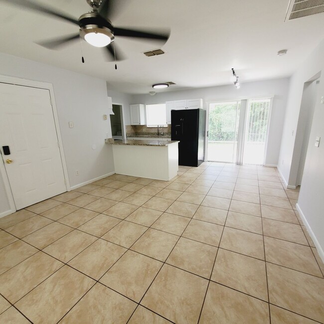 2433-2435 Lola Ave S in Lehigh Acres, FL - Foto de edificio - Building Photo