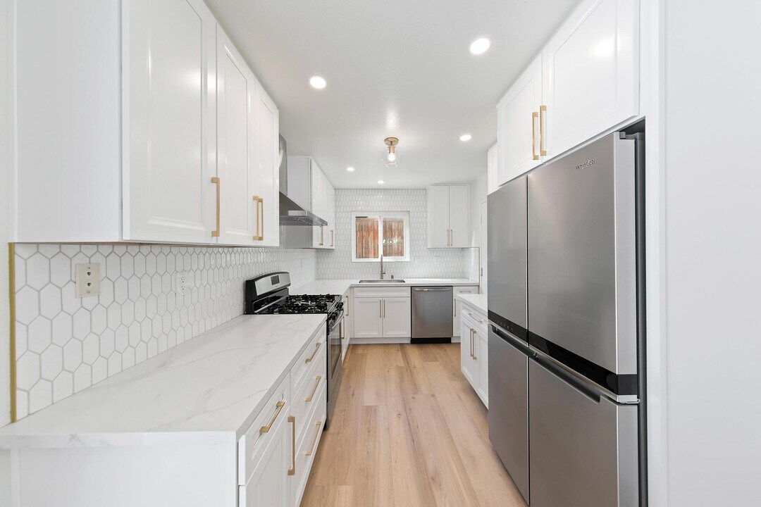 1754 Hanford Dr in San Diego, CA - Building Photo