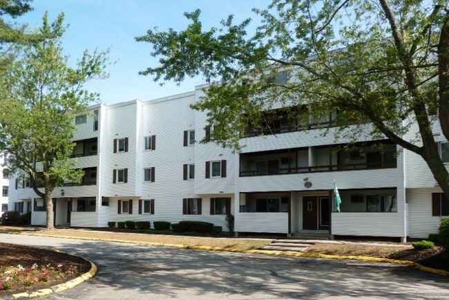 Long Meadow Landings in Groton, CT - Foto de edificio - Building Photo