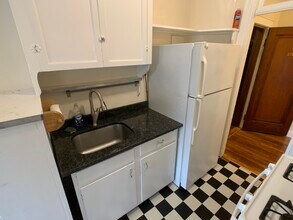 1945 Commonwealth Ave, Unit 25 in Boston, MA - Foto de edificio - Building Photo