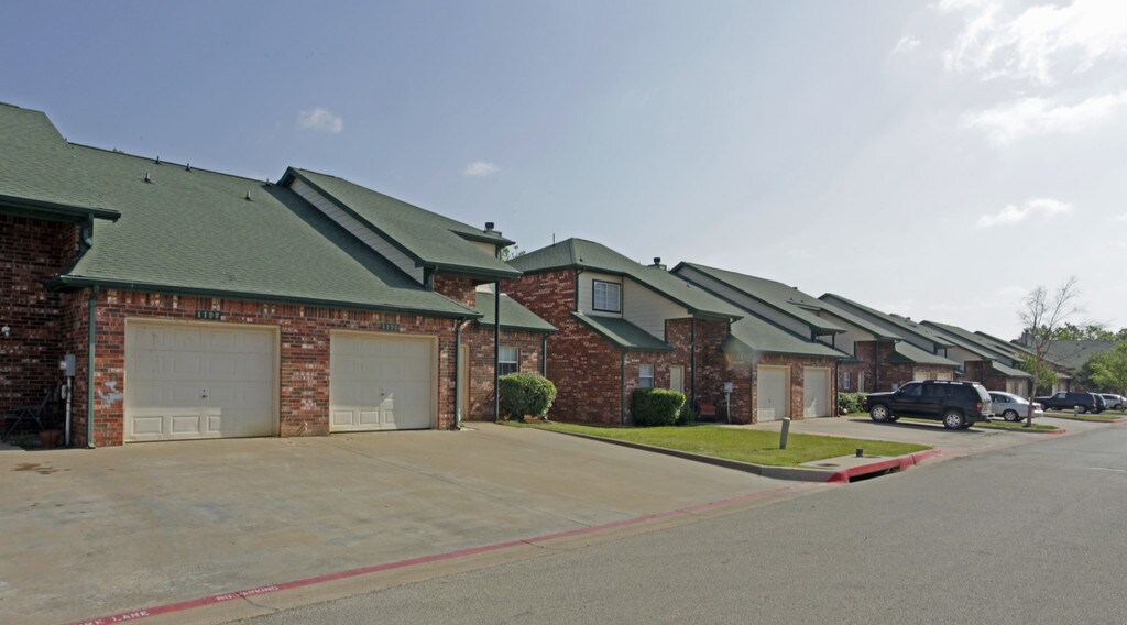 Shenandoah Townhomes & Apartments Burleson, TX Apartments For Rent