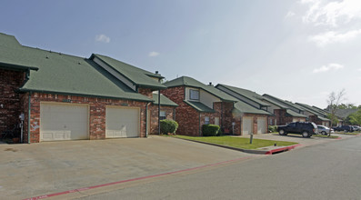 Shenandoah Townhomes & Apartments in Burleson, TX - Building Photo - Building Photo