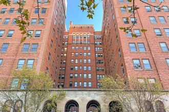 Cloisters in Chicago, IL - Building Photo - Building Photo