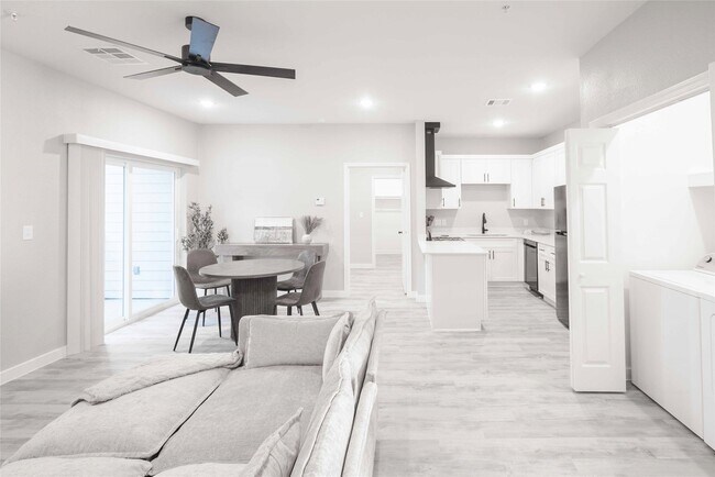 2414 Penick Rd in Waller, TX - Foto de edificio - Building Photo