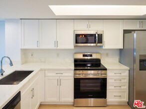 13700 Marina Pointe Dr in Los Angeles, CA - Building Photo - Building Photo