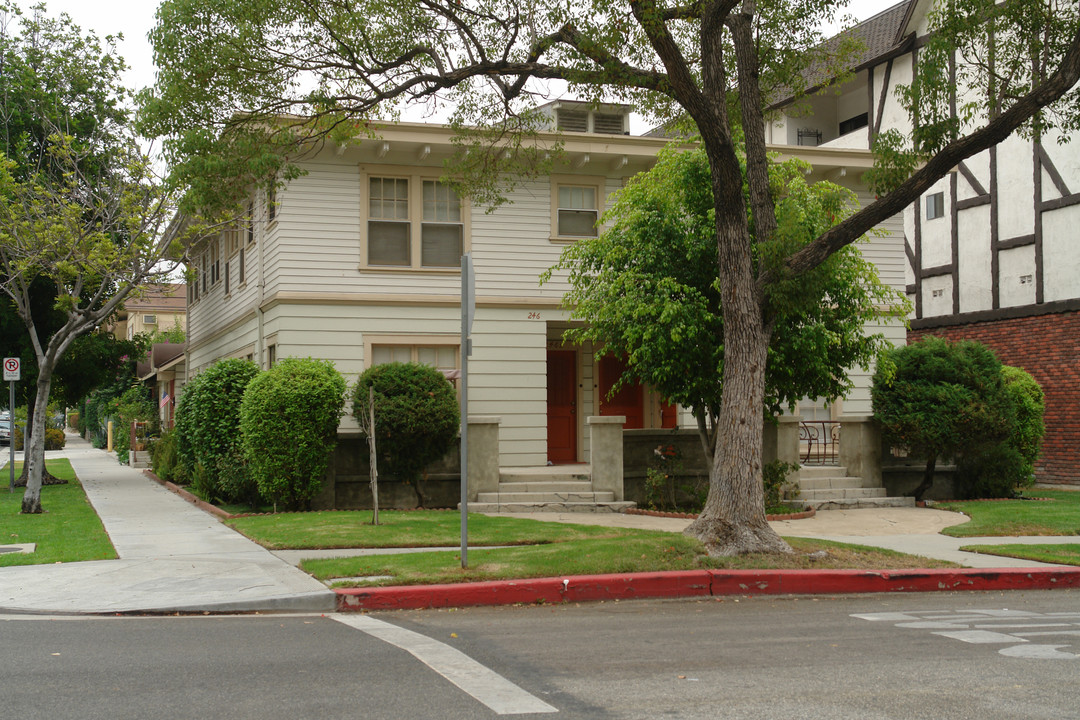 244 N Kenwood St in Glendale, CA - Foto de edificio