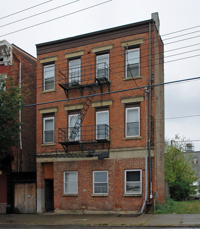 2011 Elm St in Cincinnati, OH - Building Photo - Building Photo