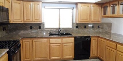 7816 Grand Ave in Yucca Valley, CA - Building Photo - Building Photo