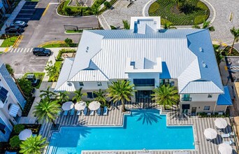 9251 NW 57th St-Unit -200 in Tamarac, FL - Foto de edificio - Building Photo