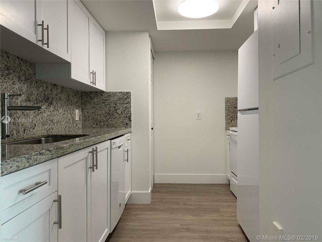 2415 NW 16th St Rd in Miami, FL - Building Photo - Building Photo