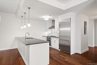 10 Byron Pl in Larchmont, NY - Building Photo - Building Photo