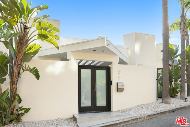 2231 Sunset Plaza Dr in Los Angeles, CA - Building Photo - Building Photo