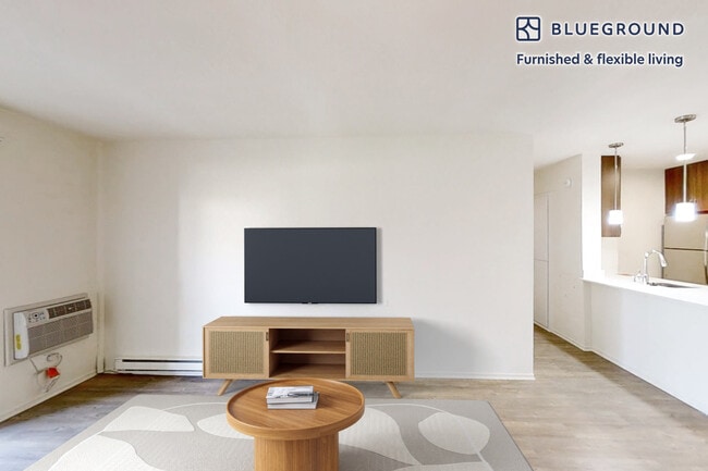 333 1st St in Seal Beach, CA - Foto de edificio - Building Photo