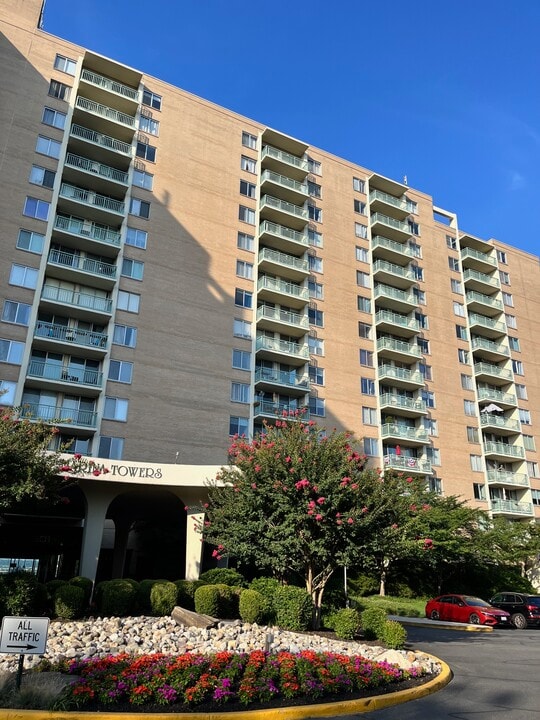 501 Slaters Ln, Unit 1013 in Alexandria, VA - Building Photo