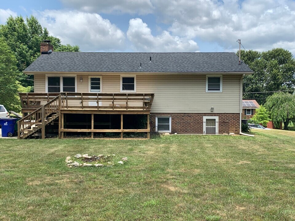 106 Maywood St in Blacksburg, VA - Foto de edificio