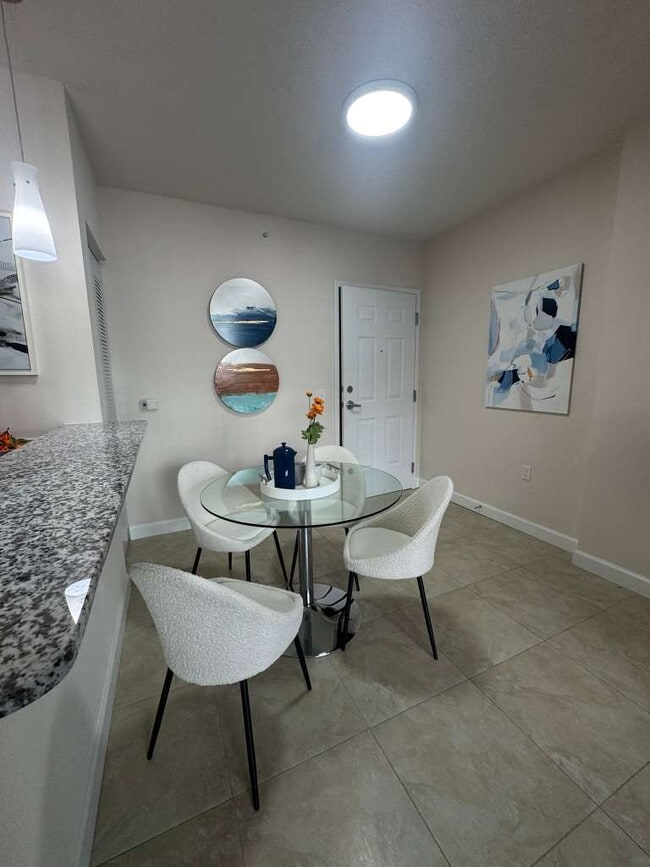 8246 NW 48th St, Unit C2 in Doral, FL - Building Photo - Building Photo